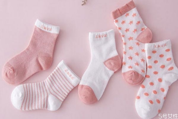 襪子可以單獨放洗衣機洗嗎 襪子發(fā)硬怎么恢復