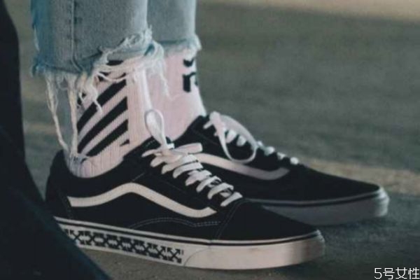 冬天穿什么襪子好看 冬天穿九分褲穿什么襪子 冬天穿什么襪子好看 冬天穿九分褲穿什么襪子