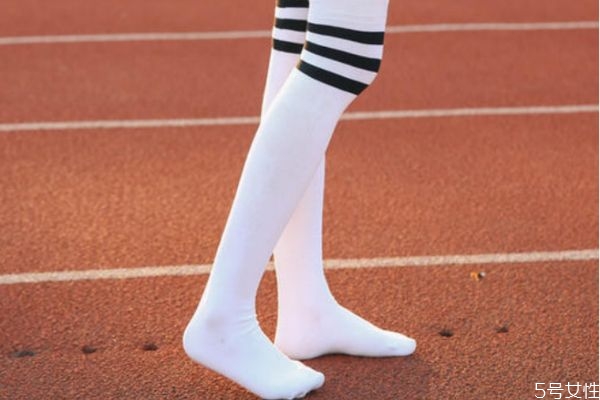 過膝襪老往下滑怎么辦 防止過膝襪下滑小妙招 過膝襪老往下滑怎么辦 防止過膝襪下滑小妙招