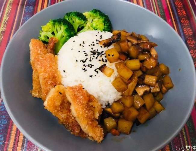 雞排蓋飯?jiān)趺醋?雞排飯的醬汁做法 雞排蓋飯?jiān)趺醋?雞排飯的醬汁做法