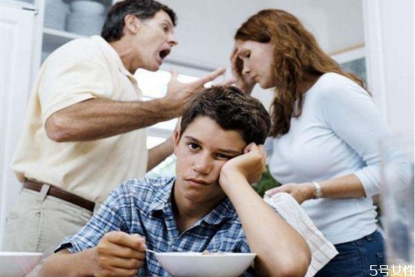 吵架摔東西的男人心理分析 吵架摔東西有暴力傾向嗎 吵架摔東西的男人心理分析 吵架摔東西有暴力傾向嗎