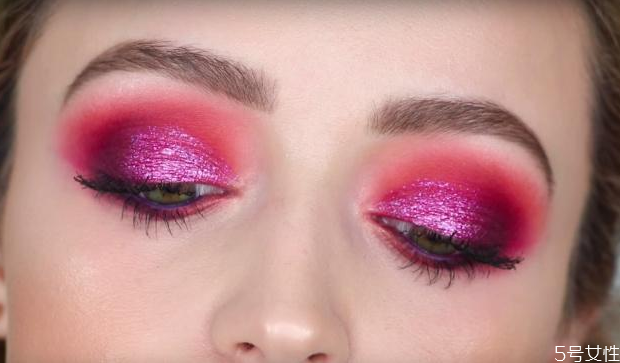 亮片眼影怎么涂好看 亮片眼影涂在哪個(gè)位置 亮片眼影怎么涂好看 亮片眼影涂在哪個(gè)位置