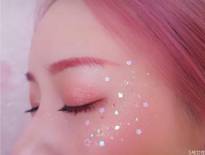 眼影亮片怎么粘上去 眼影亮片怎么貼好看 眼影亮片怎么粘上去 眼影亮片怎么貼好看