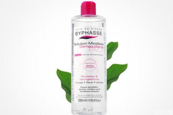 卸妝水使用注意事項(xiàng) 用手卸妝步驟 卸妝水使用注意事項(xiàng) 用手卸妝步驟