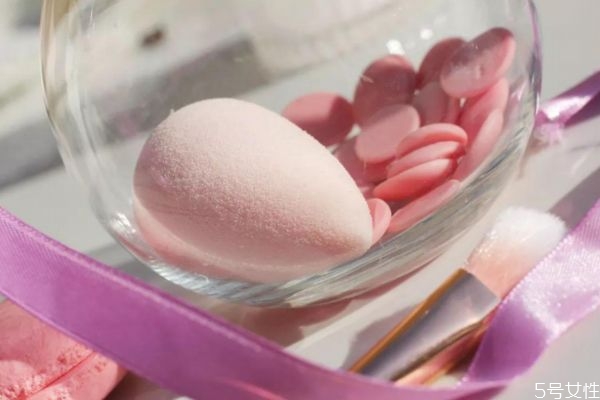 美妝蛋第一次要怎么使用 美妝蛋需要買貴的嗎