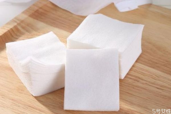 擦乳液需要用化妝棉嗎 用化妝棉怎么擦乳液 擦乳液需要用化妝棉嗎 用化妝棉怎么擦乳液