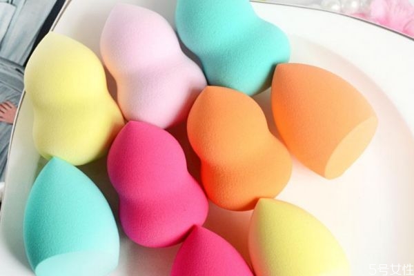 化妝海綿需要打濕嗎 如何清洗化妝海綿 化妝海綿需要打濕嗎 如何清洗化妝海綿