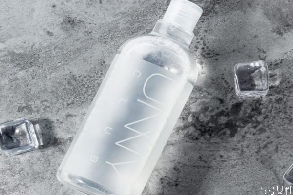 卸妝水使用注意事項(xiàng) 用手卸妝步驟 卸妝水使用注意事項(xiàng) 用手卸妝步驟