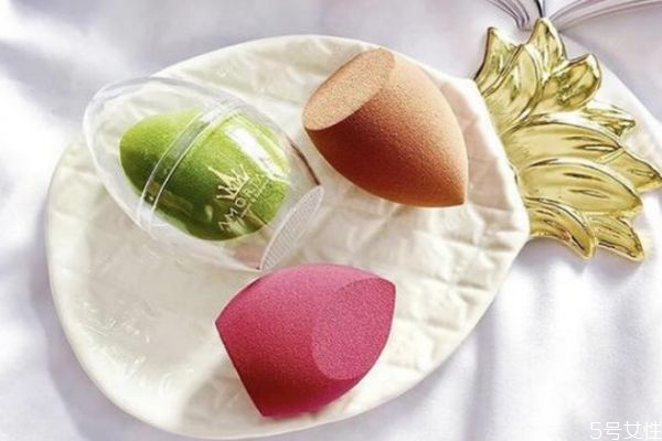 美妝蛋可以涂水乳嗎 美妝蛋可以給別人用嗎 美妝蛋可以涂水乳嗎 美妝蛋可以給別人用嗎