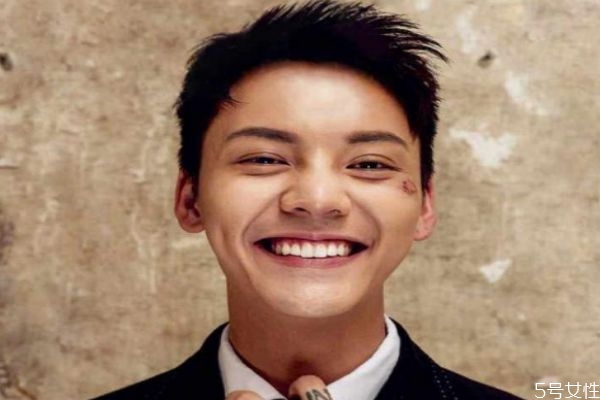 魚尾紋和笑紋的區(qū)別 去除魚尾紋和笑紋的方法 魚尾紋和笑紋的區(qū)別 去除魚尾紋和笑紋的方法