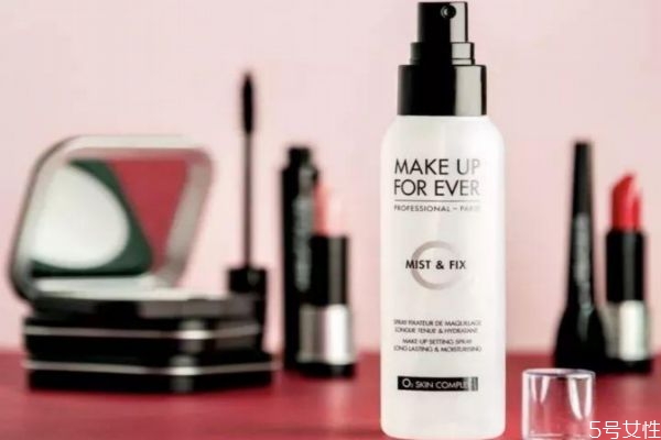 定妝噴霧補(bǔ)妝要用吸油紙嗎 用完定妝噴霧怎么補(bǔ)妝 定妝噴霧補(bǔ)妝要用吸油紙嗎 用完定妝噴霧怎么補(bǔ)妝