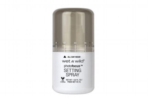 定妝噴霧補(bǔ)妝要用吸油紙嗎 用完定妝噴霧怎么補(bǔ)妝 定妝噴霧補(bǔ)妝要用吸油紙嗎 用完定妝噴霧怎么補(bǔ)妝