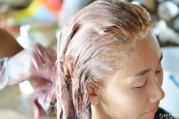 頭發(fā)漂過怎么恢復(fù)黑色 漂過的頭發(fā)染黑色多久掉色 頭發(fā)漂過怎么恢復(fù)黑色 漂過的頭發(fā)染黑色多久掉色