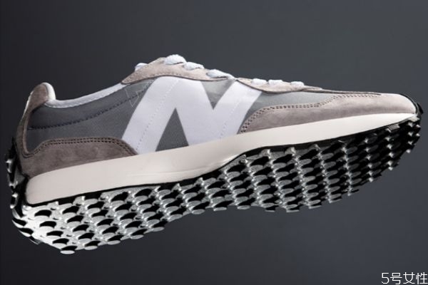 運(yùn)動鞋的舌頭偏離了該怎么辦 運(yùn)動鞋鞋舌頭老是歪