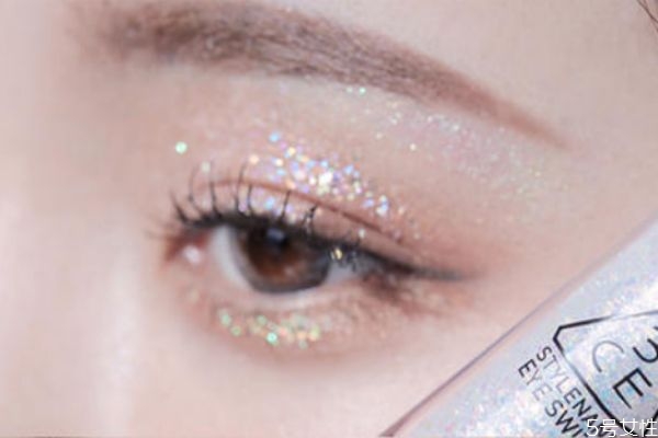 眼妝亮片亮晶晶怎么涂 眼妝亮片貼法步驟 眼妝亮片亮晶晶怎么涂 眼妝亮片貼法步驟