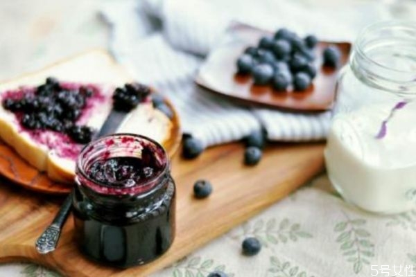 藍(lán)莓醬一般熬制多長時(shí)間 自制藍(lán)莓醬的做法竅門