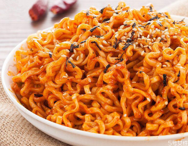 火雞面為什么叫火雞面 火雞面和方便面的區(qū)別 火雞面為什么叫火雞面 火雞面和方便面的區(qū)別