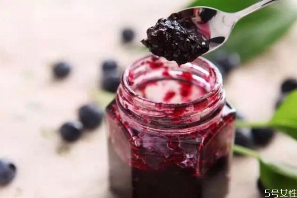 藍(lán)莓醬一般熬制多長時間 自制藍(lán)莓醬的做法竅門
