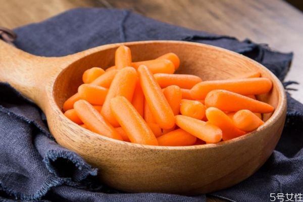 水果胡蘿卜是直接吃嗎 水果胡蘿卜需要削皮吃不 水果胡蘿卜是直接吃嗎 水果胡蘿卜需要削皮吃不