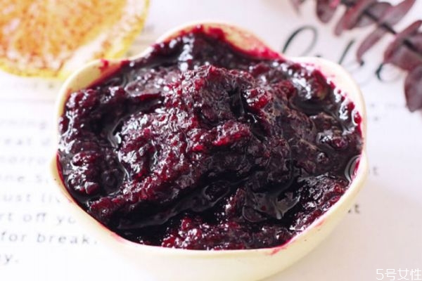 藍(lán)莓醬一般熬制多長時(shí)間 自制藍(lán)莓醬的做法竅門
