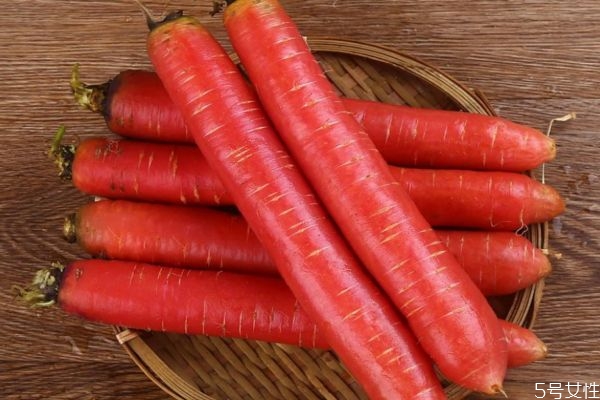 水果胡蘿卜是直接吃嗎 水果胡蘿卜需要削皮吃不 水果胡蘿卜是直接吃嗎 水果胡蘿卜需要削皮吃不