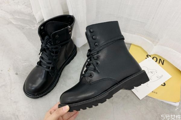 馬丁靴買大了穿著難看嘛 馬丁靴壓腳背解決辦法