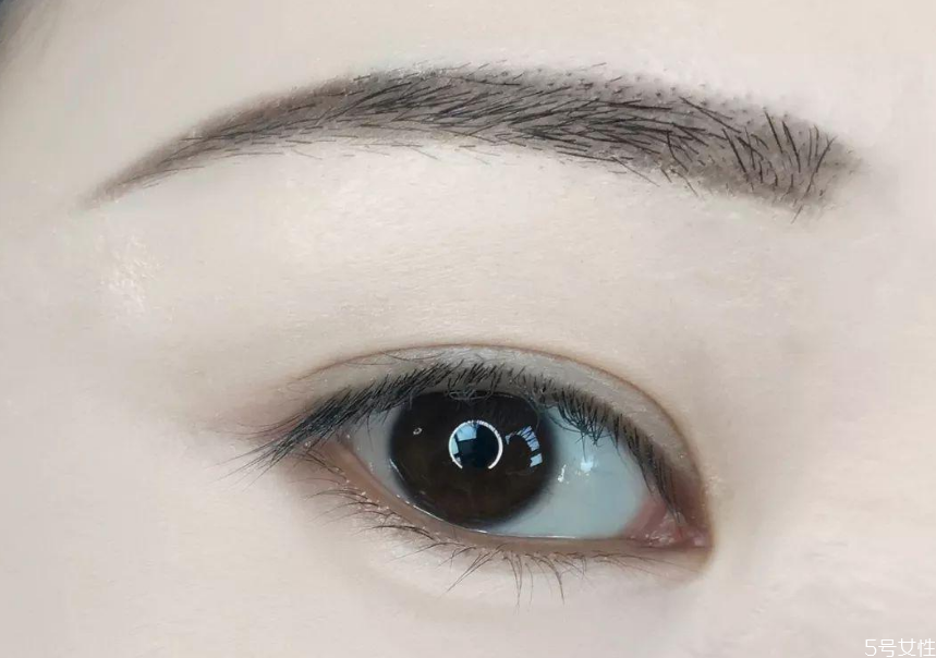 染發(fā)要不要染眉 染眉膠有什么危害 染發(fā)要不要染眉 染眉膠有什么危害