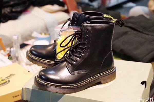 馬丁靴買大了穿著難看嘛 馬丁靴壓腳背解決辦法 馬丁靴買大了穿著難看嘛 馬丁靴壓腳背解決辦法
