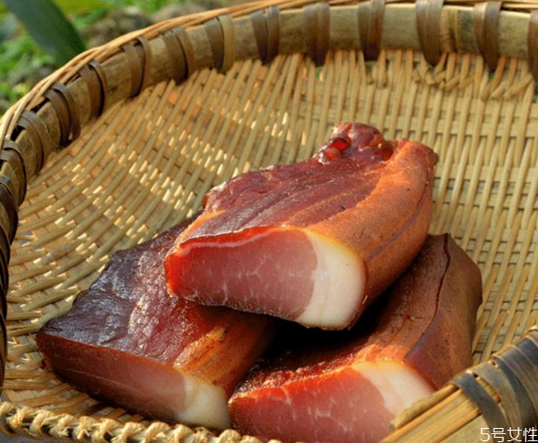 臘肉曬了幾天表面白色 臘肉上的白色是壞了嗎 臘肉曬了幾天表面白色 臘肉上的白色是壞了嗎