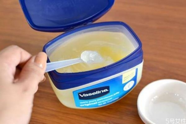 凡士林涂完身體后很油怎么辦 凡士林如何乳化 凡士林涂完身體后很油怎么辦 凡士林如何乳化