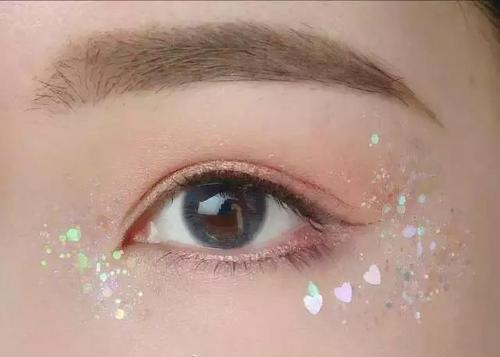 腫泡眼適合亮片妝嗎 腫泡眼涂亮片妝好看嗎 腫泡眼適合亮片妝嗎 腫泡眼涂亮片妝好看嗎