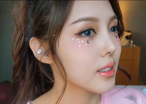 腫泡眼適合亮片妝嗎 腫泡眼涂亮片妝好看嗎 腫泡眼適合亮片妝嗎 腫泡眼涂亮片妝好看嗎