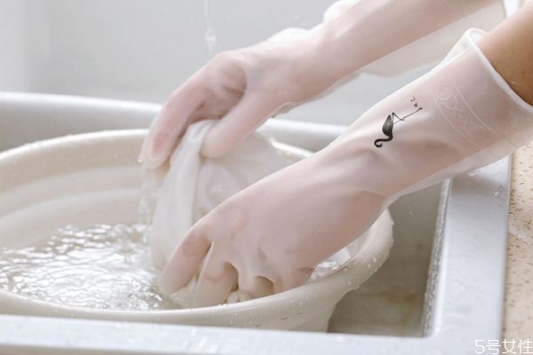 衣服柴油該怎么樣洗掉 衣服柴油去味小竅門(mén)