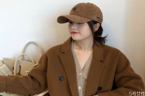 棕色帽子怎么搭配衣服 棕色帽子配黑色衣服好看嗎 棕色帽子怎么搭配衣服 棕色帽子配黑色衣服好看嗎