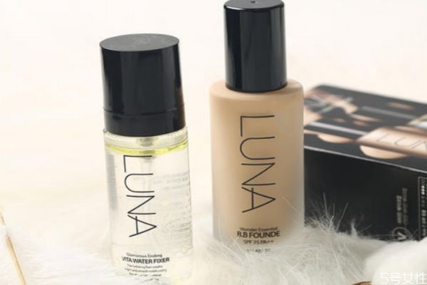 定妝噴霧哪個牌子好用持久 定妝噴霧可以噴在粉底液上嗎 定妝噴霧哪個牌子好用持久 定妝噴霧可以噴在粉底液上嗎