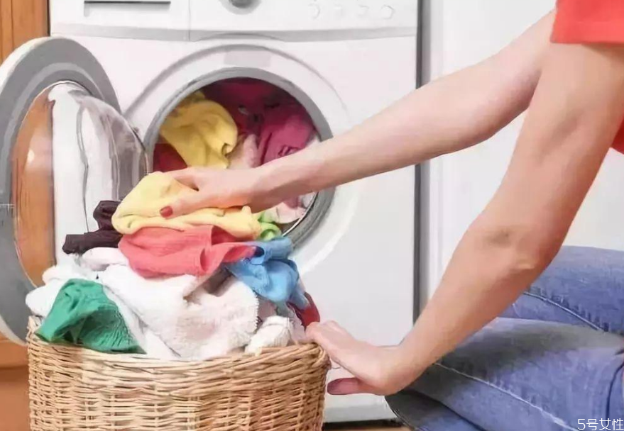 男生內(nèi)褲和襪子能一起洗嗎 男生內(nèi)褲和襪子一起洗的后果 男生內(nèi)褲和襪子能一起洗嗎 男生內(nèi)褲和襪子一起洗的后果