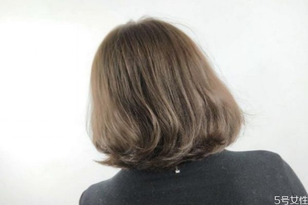 染發(fā)后怎么洗頭不掉色 染發(fā)后用什么產品能固色 染發(fā)后怎么洗頭不掉色 染發(fā)后用什么產品能固色