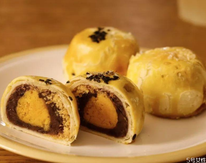 鮑師傅蛋黃酥多少錢一個 鮑師傅蛋黃酥保質(zhì)期 鮑師傅蛋黃酥多少錢一個 鮑師傅蛋黃酥保質(zhì)期