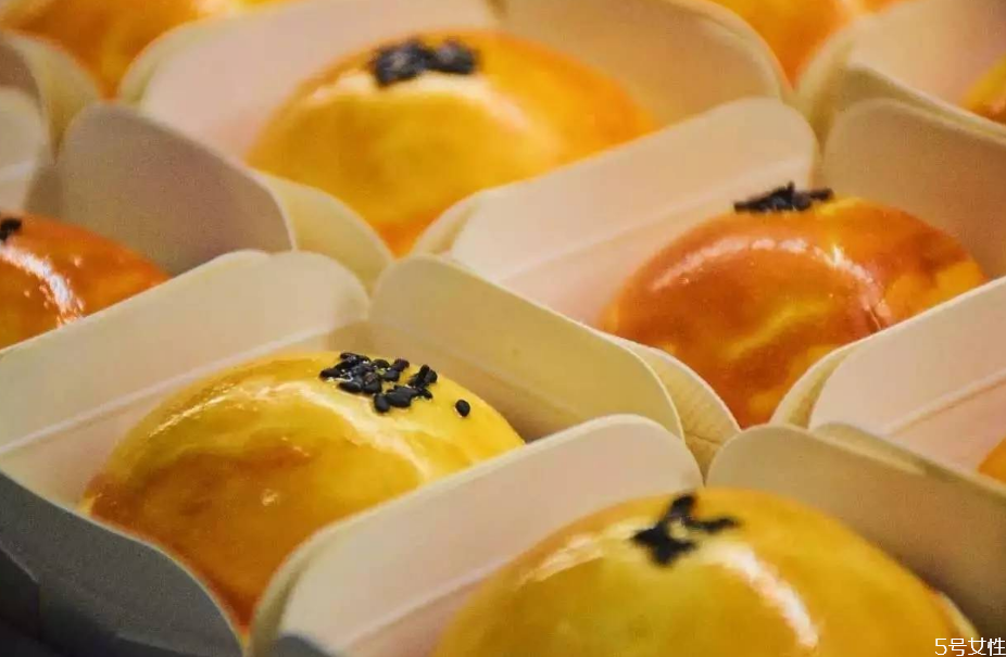 鮑師傅蛋黃酥多少錢一個 鮑師傅蛋黃酥保質(zhì)期 鮑師傅蛋黃酥多少錢一個 鮑師傅蛋黃酥保質(zhì)期