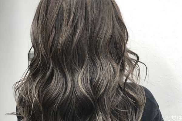 染發(fā)后怎么洗頭不掉色 染發(fā)后用什么產品能固色 染發(fā)后怎么洗頭不掉色 染發(fā)后用什么產品能固色