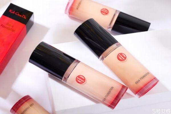 江原道粉底液和雅詩蘭黛沁水粉底液哪個(gè)好 都適合干皮