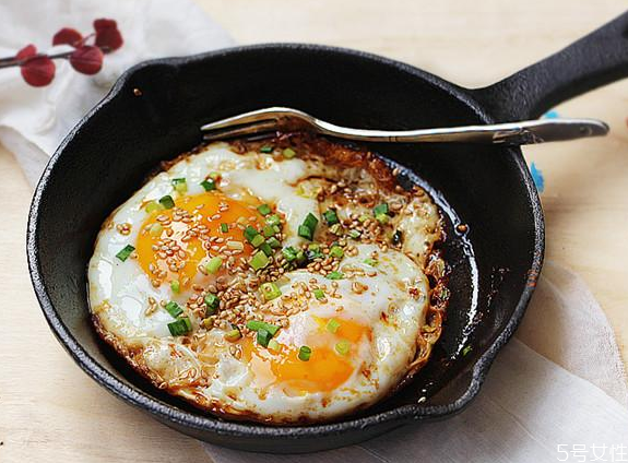 煎蛋要放油嗎 煎蛋不放油可以煎嗎 煎蛋要放油嗎 煎蛋不放油可以煎嗎