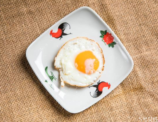 煎蛋要放油嗎 煎蛋不放油可以煎嗎 煎蛋要放油嗎 煎蛋不放油可以煎嗎