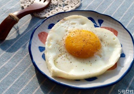 用什么油煎雞蛋好吃 如何煎雞蛋好吃又簡單 用什么油煎雞蛋好吃 如何煎雞蛋好吃又簡單