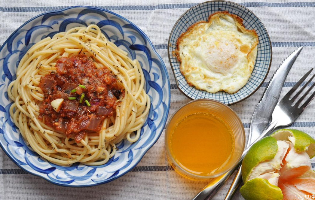 煎蛋怎么防止油濺出來 煎荷包蛋為什么油爆的厲害 煎蛋怎么防止油濺出來 煎荷包蛋為什么油爆的厲害