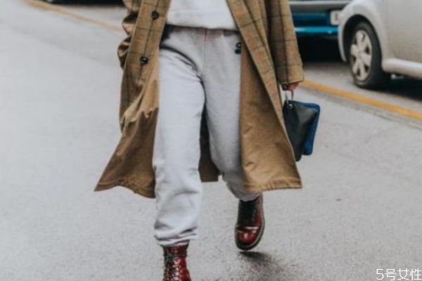 馬丁靴配運動褲好看嗎 馬丁靴搭配什么褲子 馬丁靴配運動褲好看嗎 馬丁靴搭配什么褲子