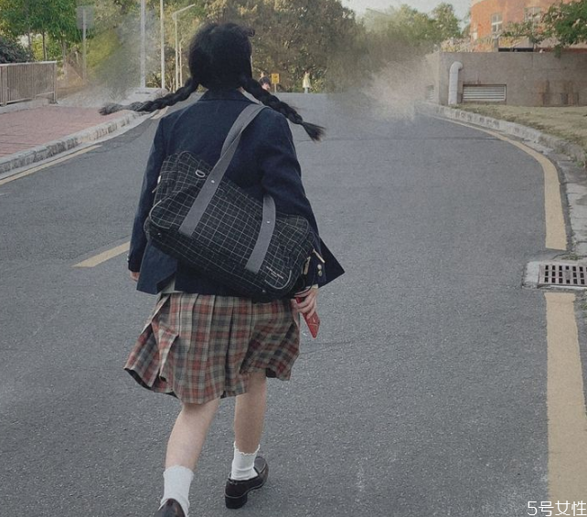 冬天jk制服配什么外套 jk制服冬天怎么搭配 冬天jk制服配什么外套 jk制服冬天怎么搭配