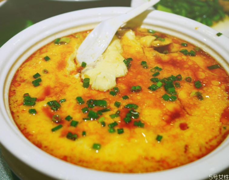 雞蛋羹蒸了十分鐘還是稀的 雞蛋羹稀的是怎么回事 雞蛋羹蒸了十分鐘還是稀的 雞蛋羹稀的是怎么回事