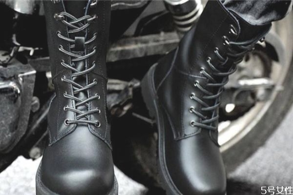 馬丁靴怎么穿好看 馬丁靴怎么搭配褲子 馬丁靴怎么穿好看 馬丁靴怎么搭配褲子