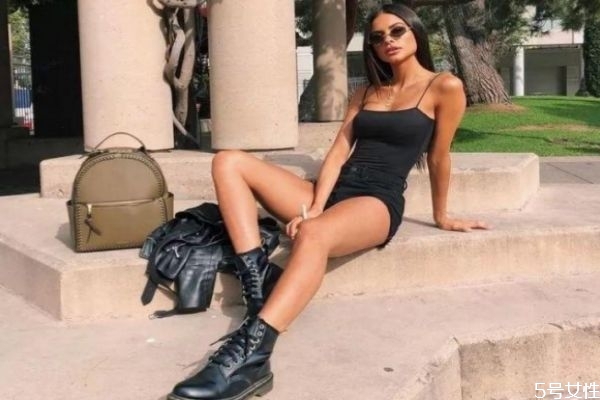 騎士靴哪種材質(zhì)好 騎士靴和馬丁靴哪個好看 騎士靴哪種材質(zhì)好 騎士靴和馬丁靴哪個好看